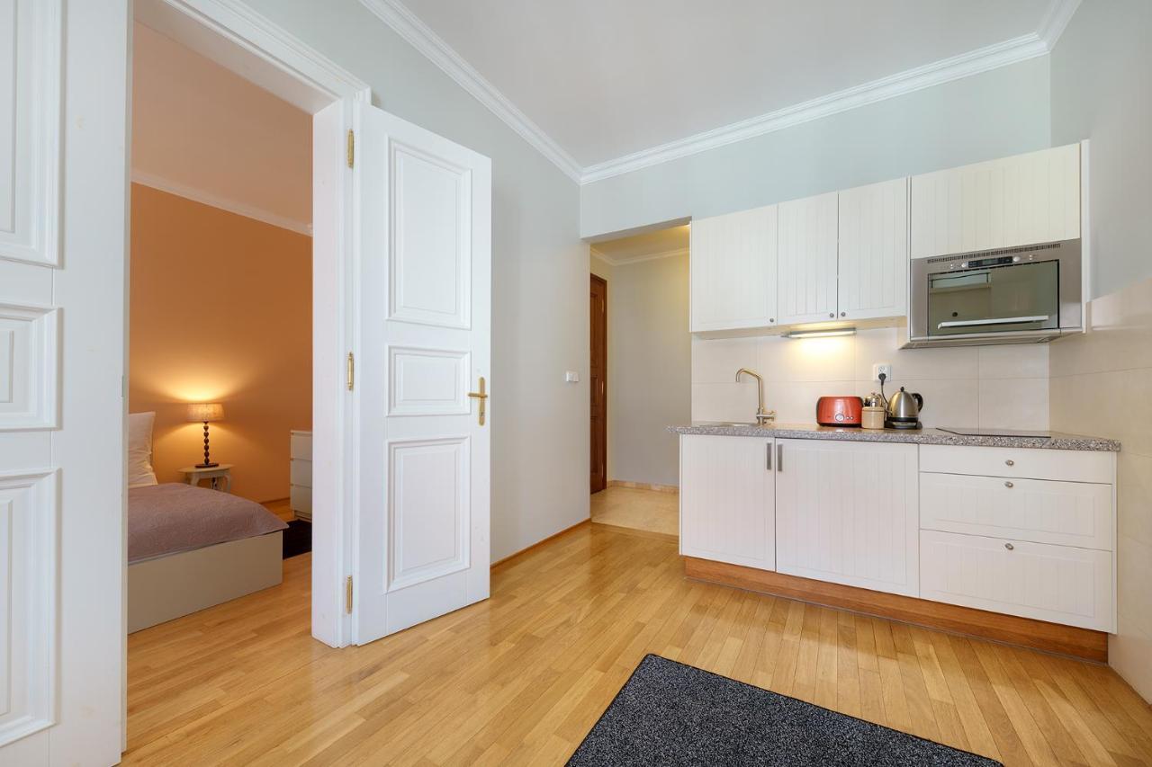Hunger Wall Residence Praha Bagian luar foto