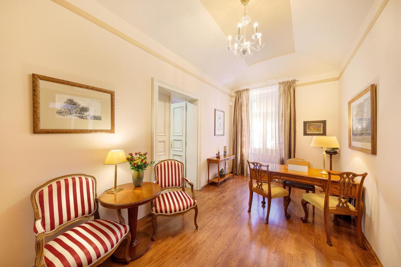 Hunger Wall Residence Praha Bagian luar foto